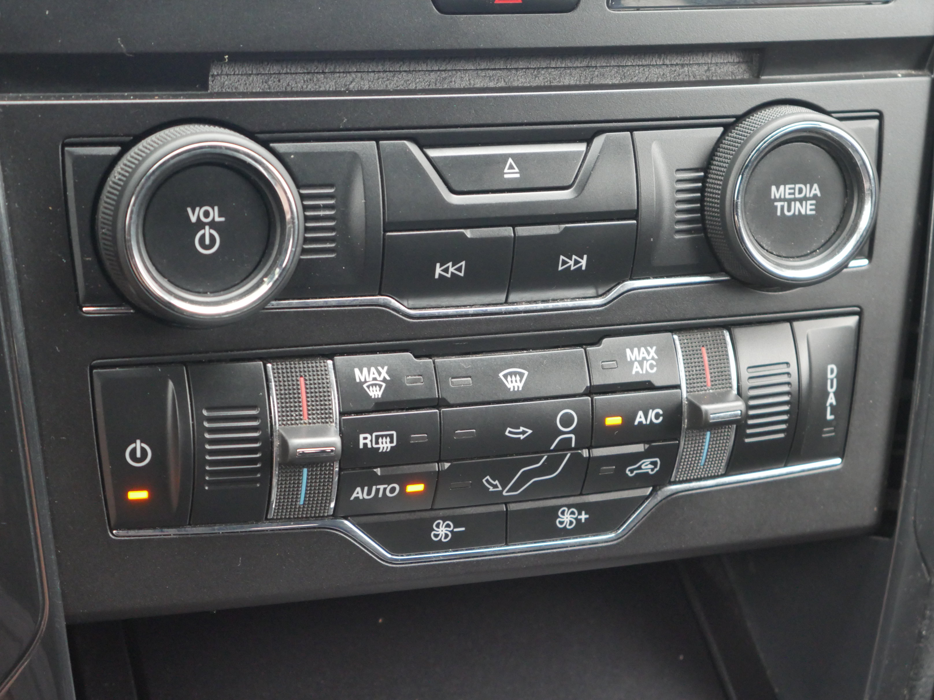 Used 2017 Ford Explorer XLT w/ Equipment Group 201A AWD/4WD image 12