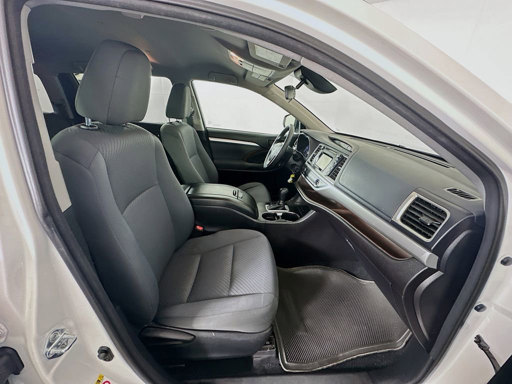 Used 2017 Toyota Highlander LE image 27