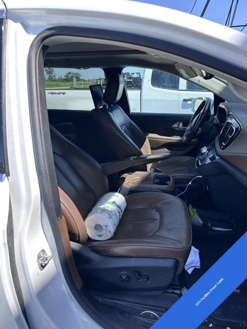 Used 2017 Chrysler Pacifica Limited FWD image 11