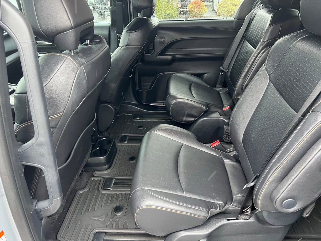 Used 2025 Toyota Sienna XLE Woodland Edition image 15