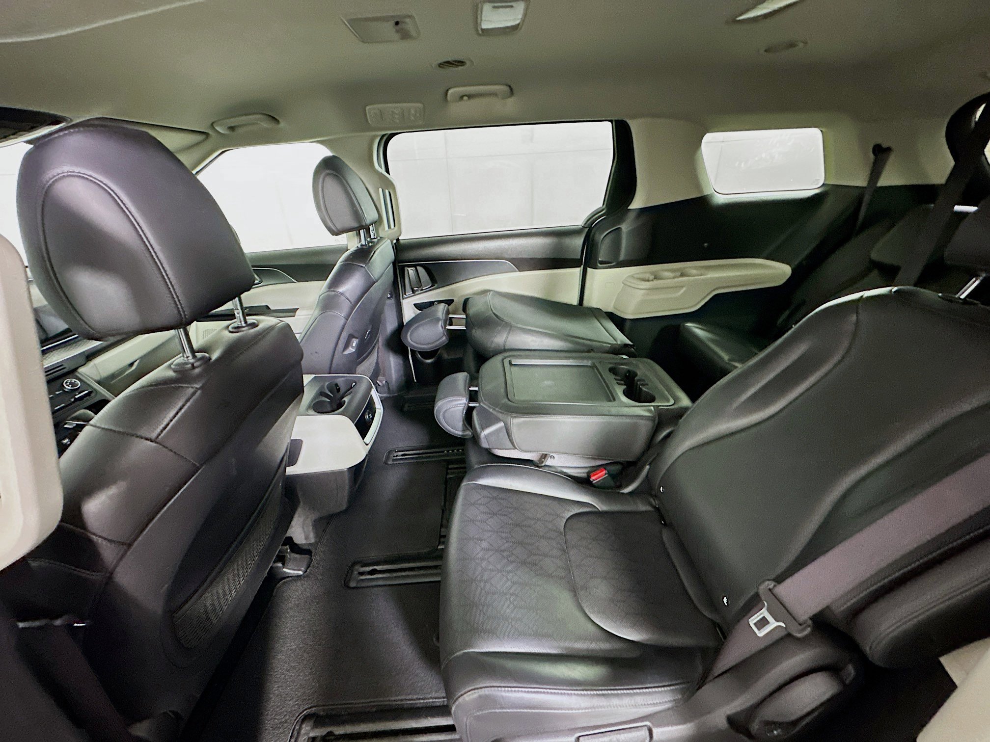 Used 2024 Kia Carnival LX image 27