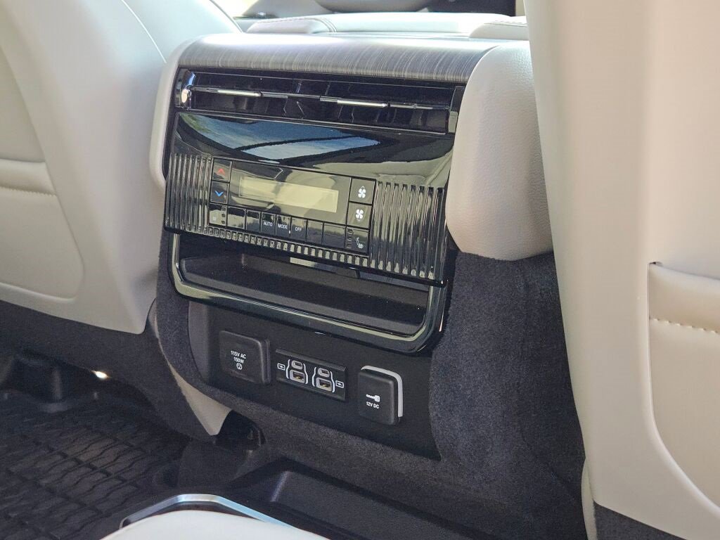 Used 2024 Jeep Wagoneer Series III w/ Premium Group I image 12