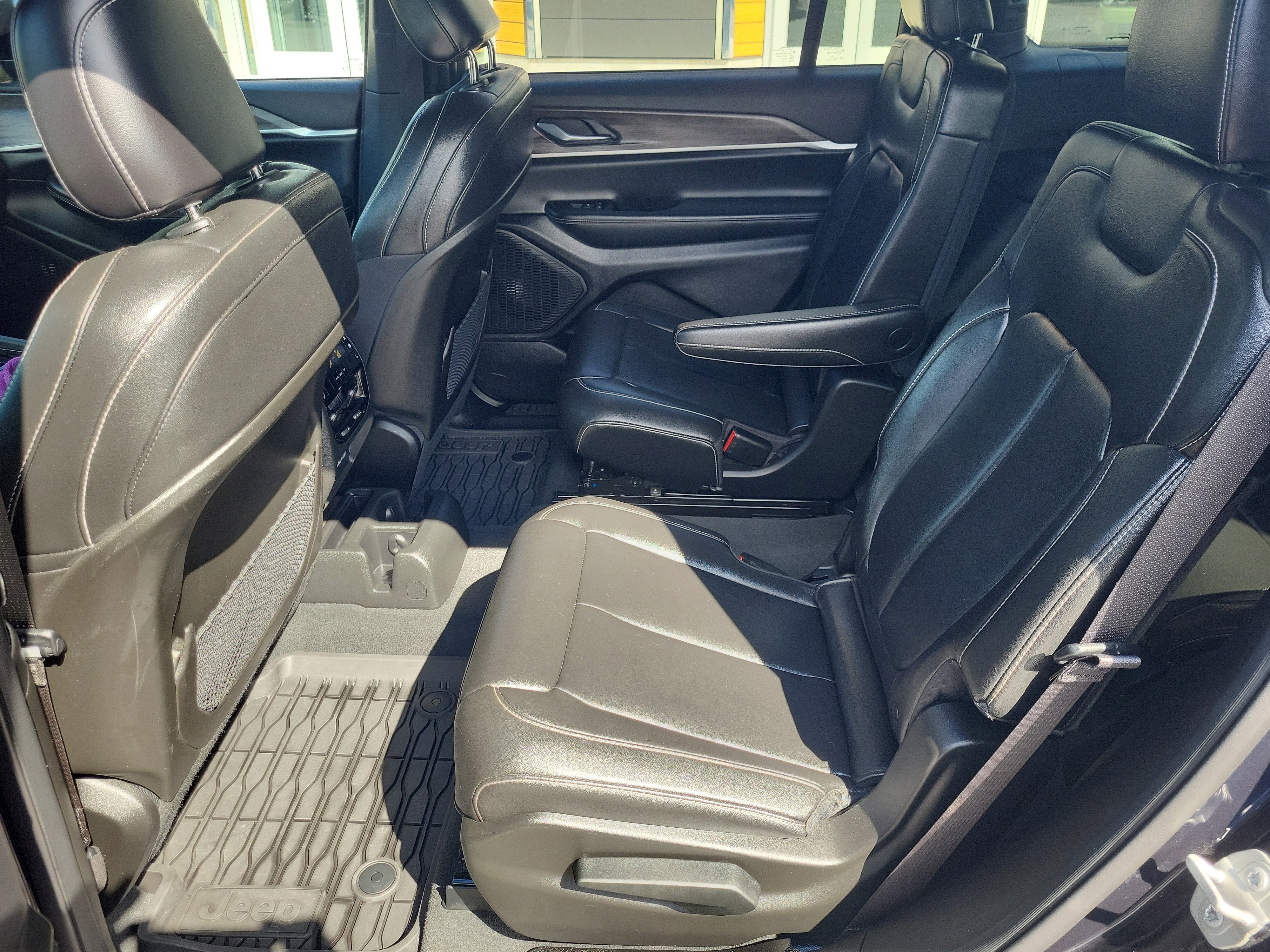 Used 2024 Jeep Grand Cherokee L Limited w/ Black Appearance Package image 8