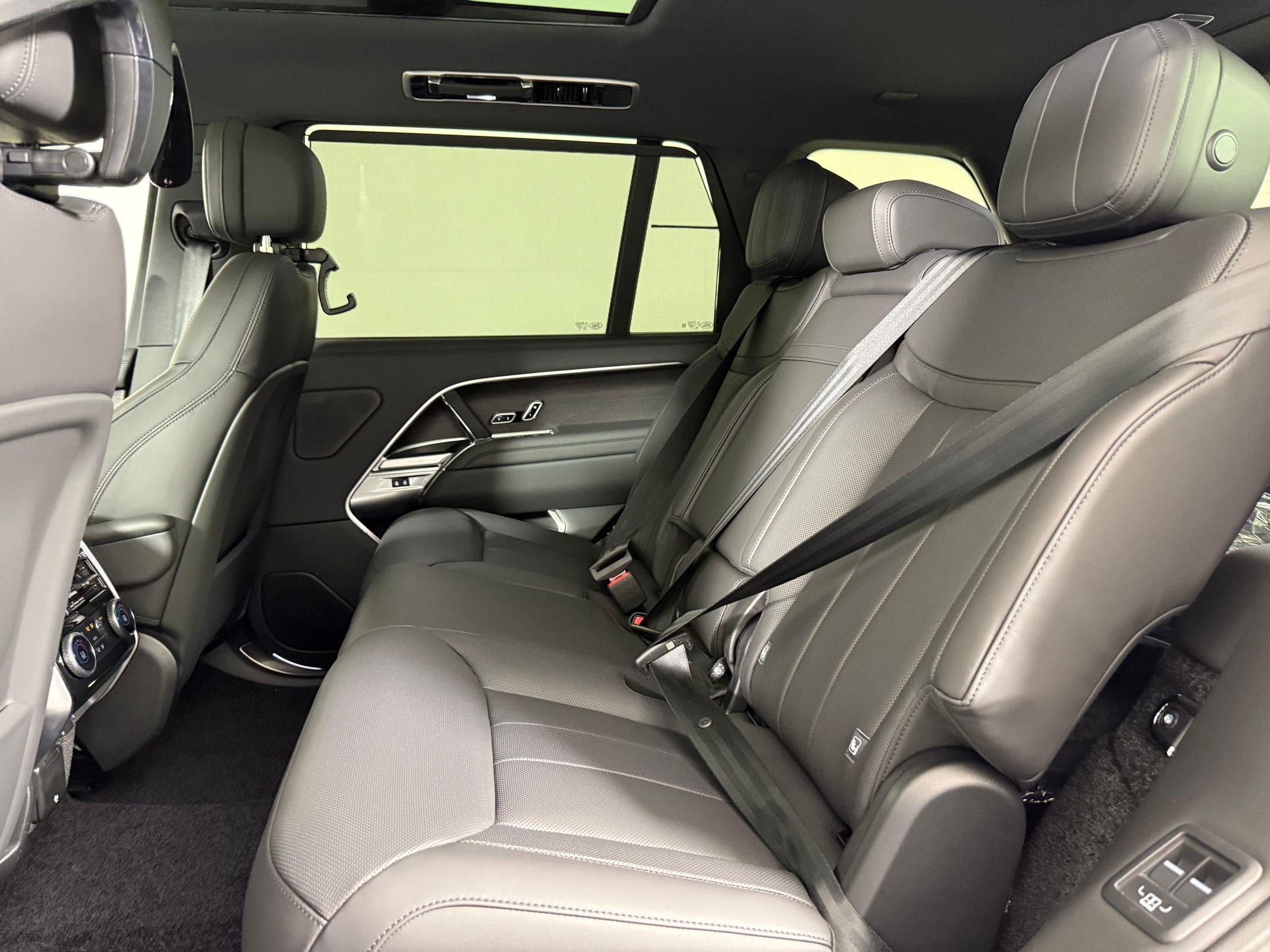 New 2026 Land Rover Range Rover Long Wheelbase SE AWD/4WD image 23