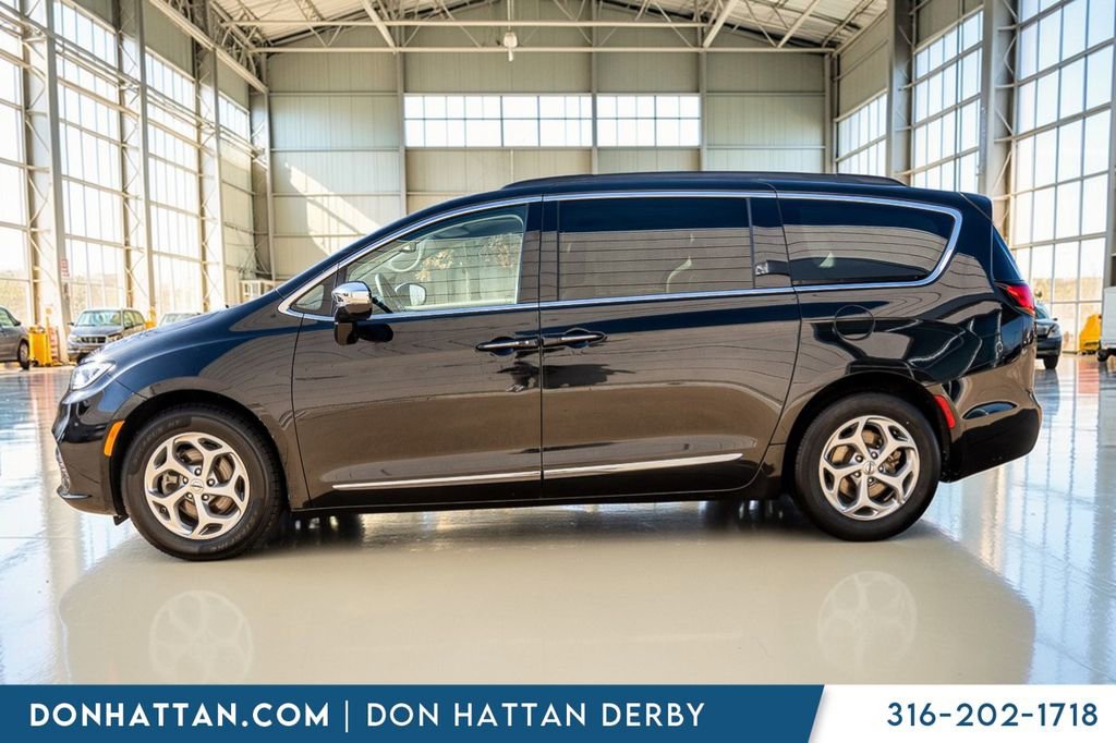 Used 2023 Chrysler Pacifica Limited FWD image 2