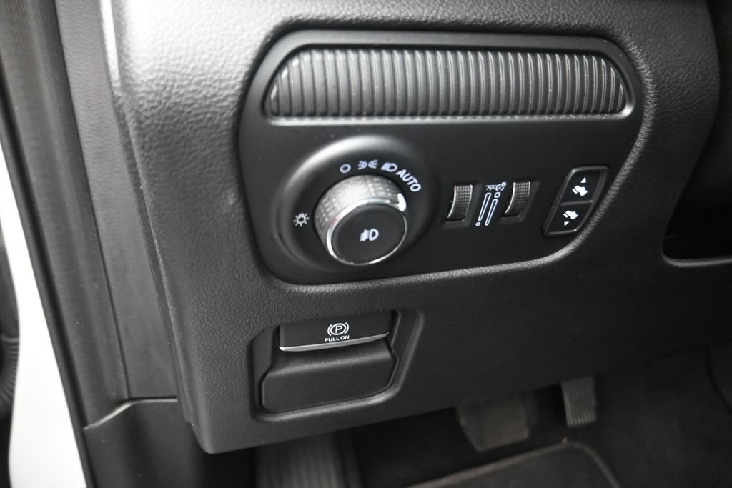 Used 2024 Jeep Wagoneer L Series II RWD image 9
