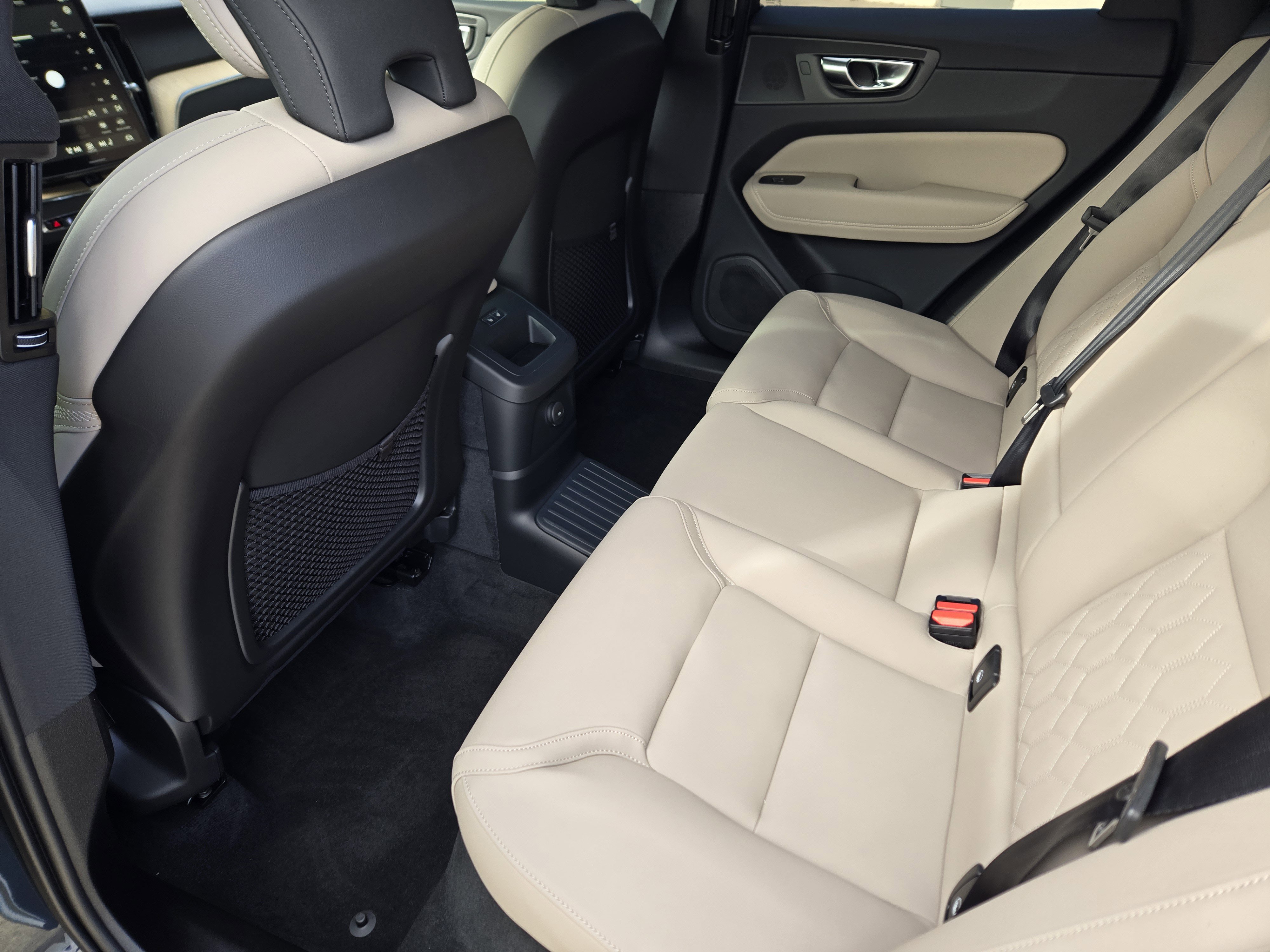 New 2026 Volvo XC60 T8 Plus w/ Protection Package Premier image 31