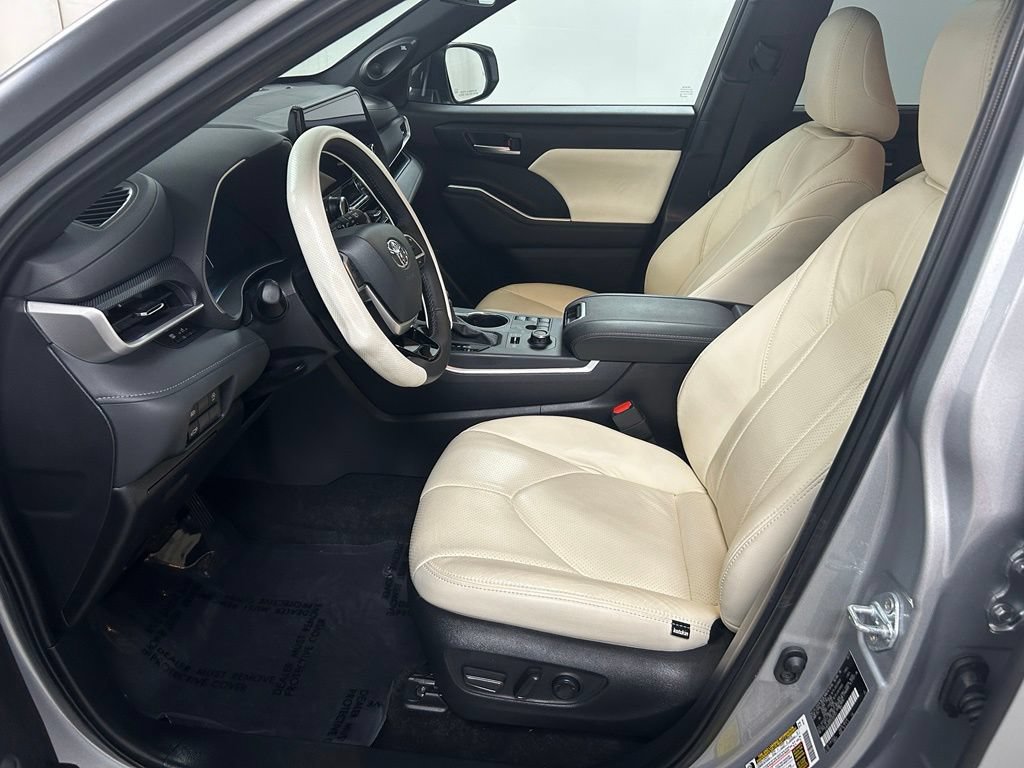 Certified 2025 Toyota Highlander XSE AWD/4WD image 12