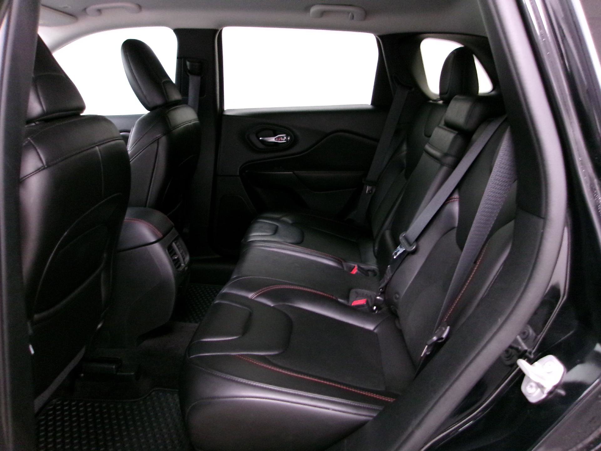 Used 2019 Jeep Cherokee Trailhawk w/ Cold Weather Group image 9