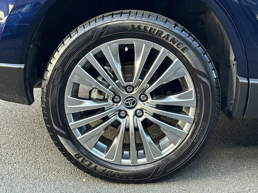 Certified 2022 Toyota Venza Limited image 9