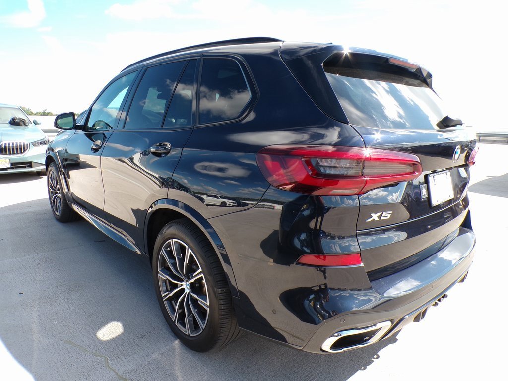 Used 2021 BMW X5 xDrive40i w/ M Sport Package image 4