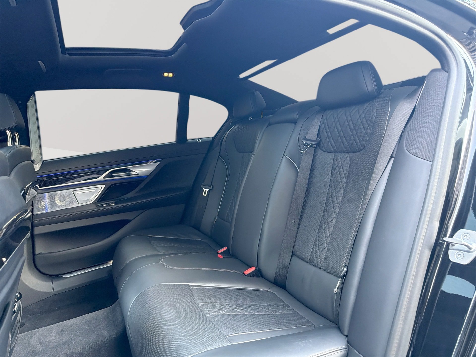 Used 2020 BMW 750i xDrive w/ Executive Package AWD/4WD image 26