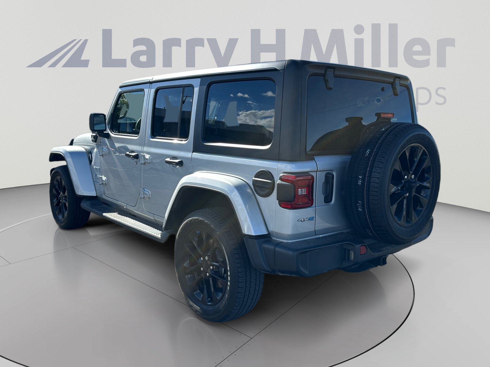 Used 2023 Jeep Wrangler Unlimited Sahara AWD/4WD image 3