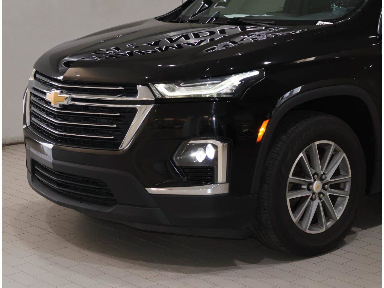 Used 2023 Chevrolet Traverse LT FWD image 2