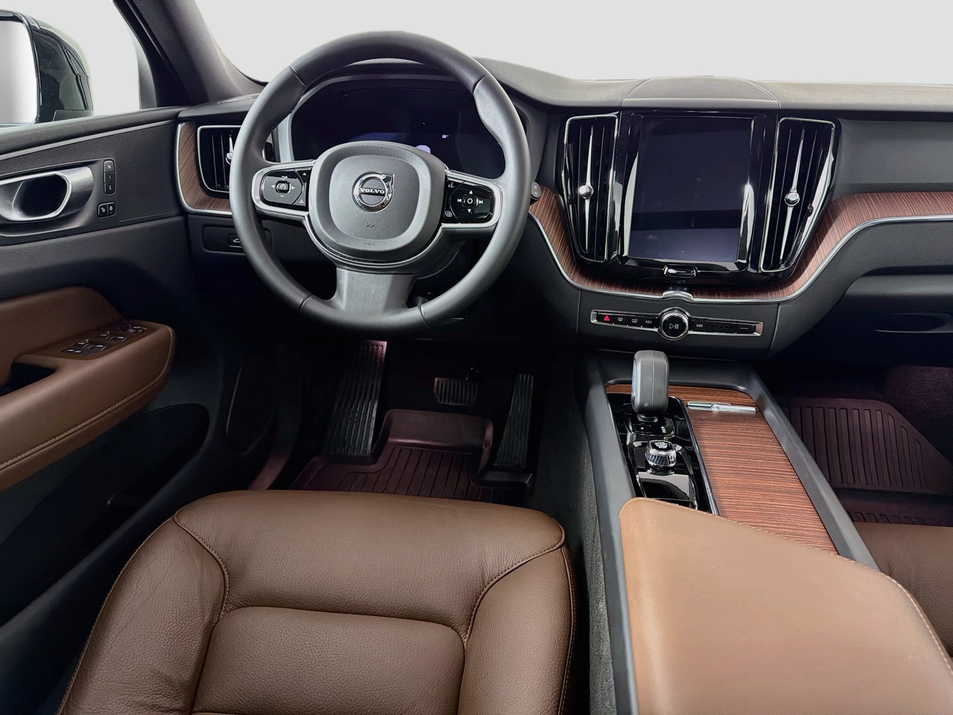 Certified 2024 Volvo XC60 B5 Plus w/ Protection Package Premier AWD/4WD image 24