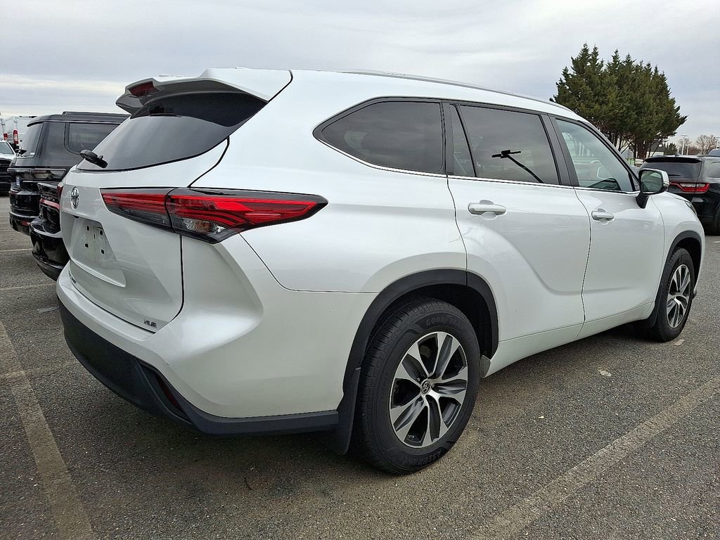 Used 2023 Toyota Highlander XLE image 4