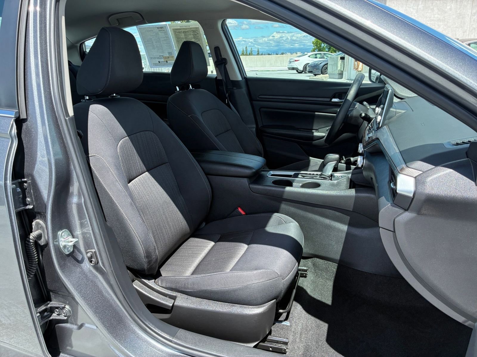 Used 2025 Nissan Altima 2.5 SV FWD image 36