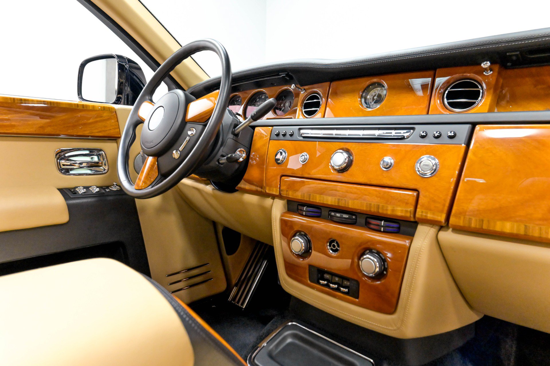 Used 2013 Rolls-Royce Phantom Sedan RWD image 28