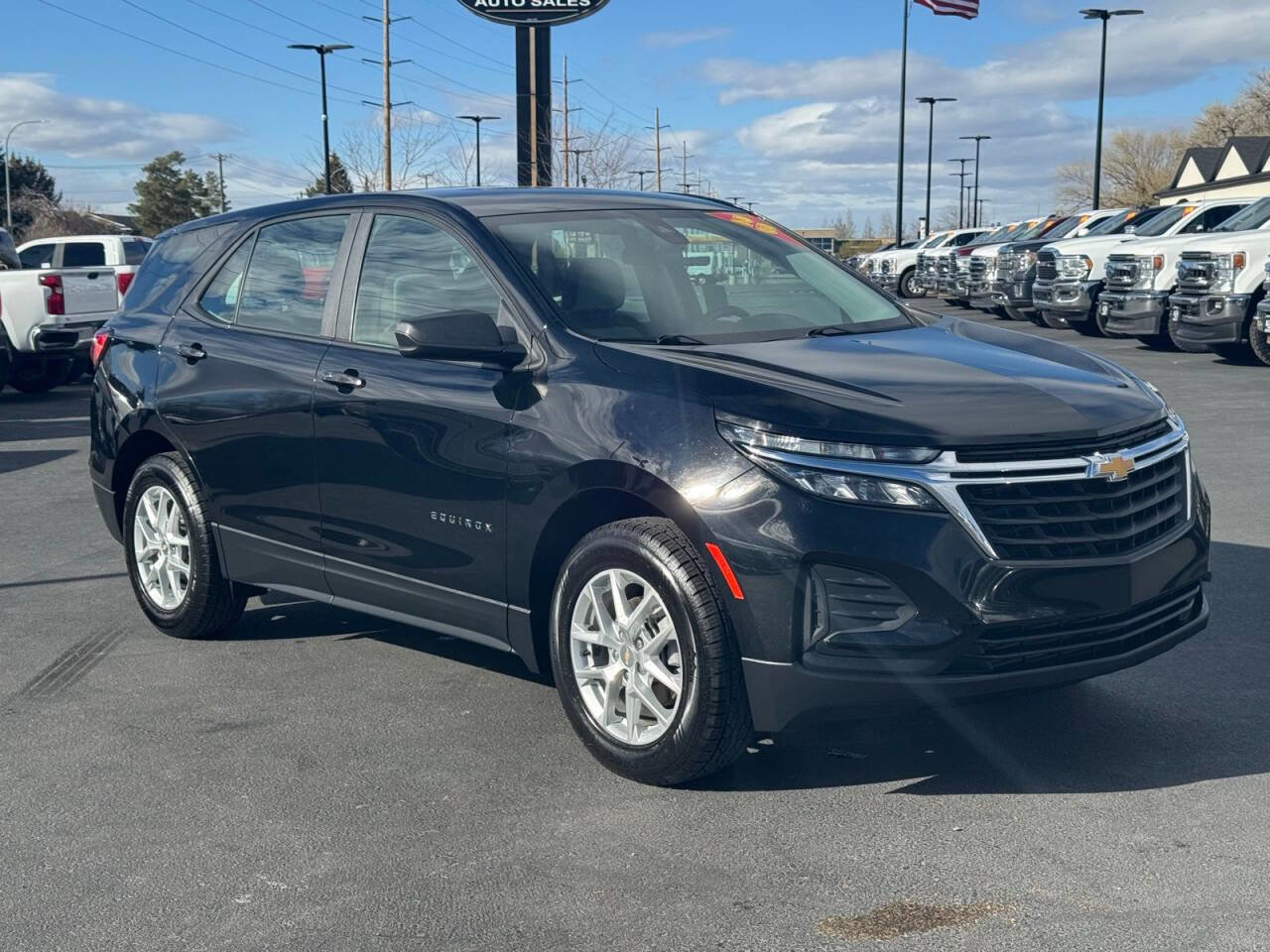 Used 2023 Chevrolet Equinox LS AWD/4WD image 3