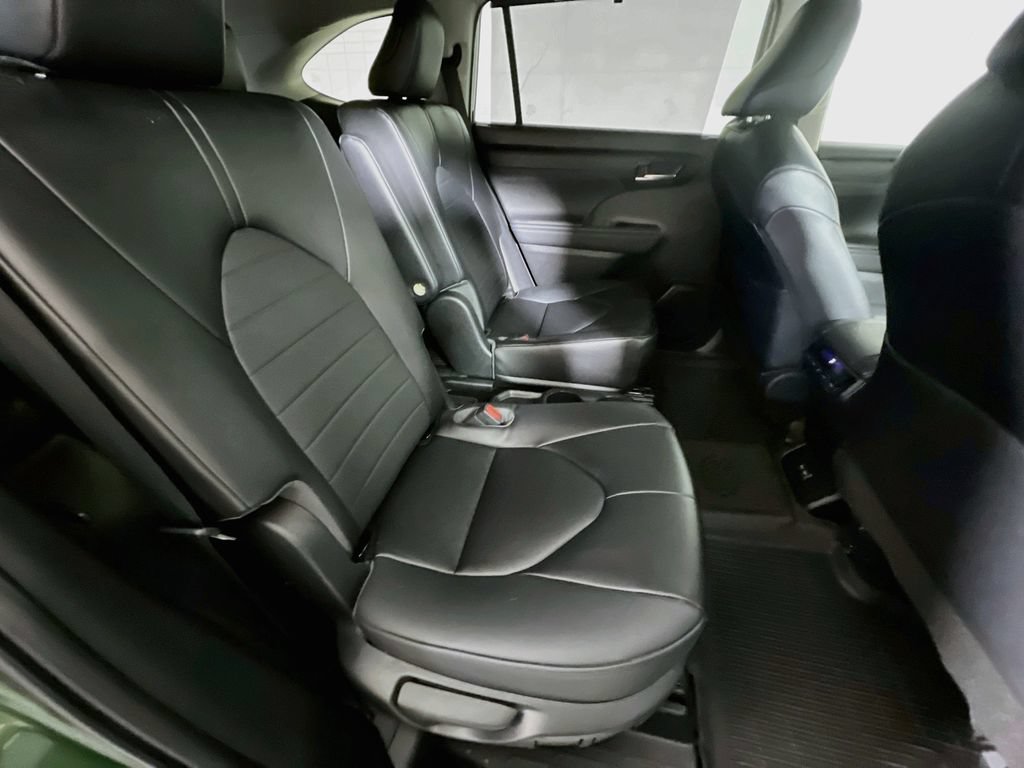 Used 2023 Toyota Highlander XLE AWD/4WD image 26