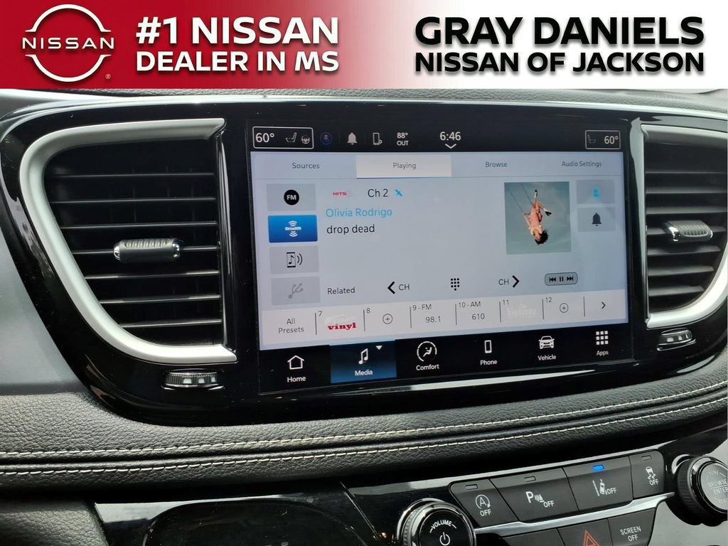 Used 2022 Chrysler Pacifica Touring FWD image 17
