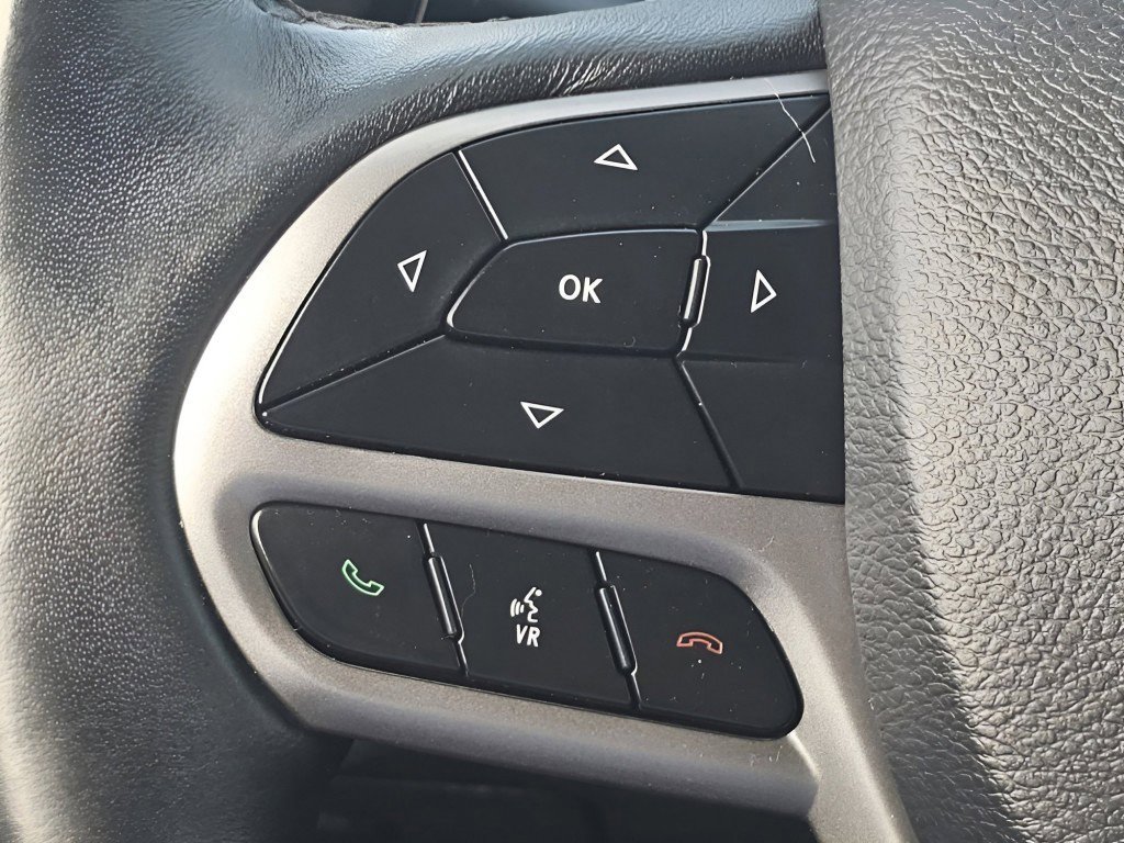 Used 2019 Jeep Cherokee Latitude Plus w/ Comfort/Convenience Group AWD/4WD image 14