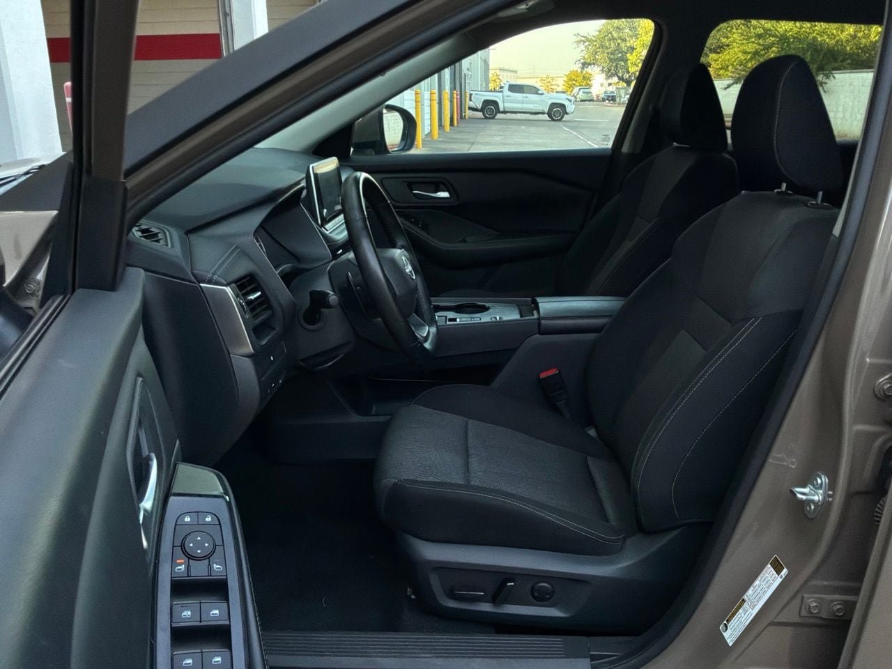 Used 2025 Nissan Rogue SV FWD image 10