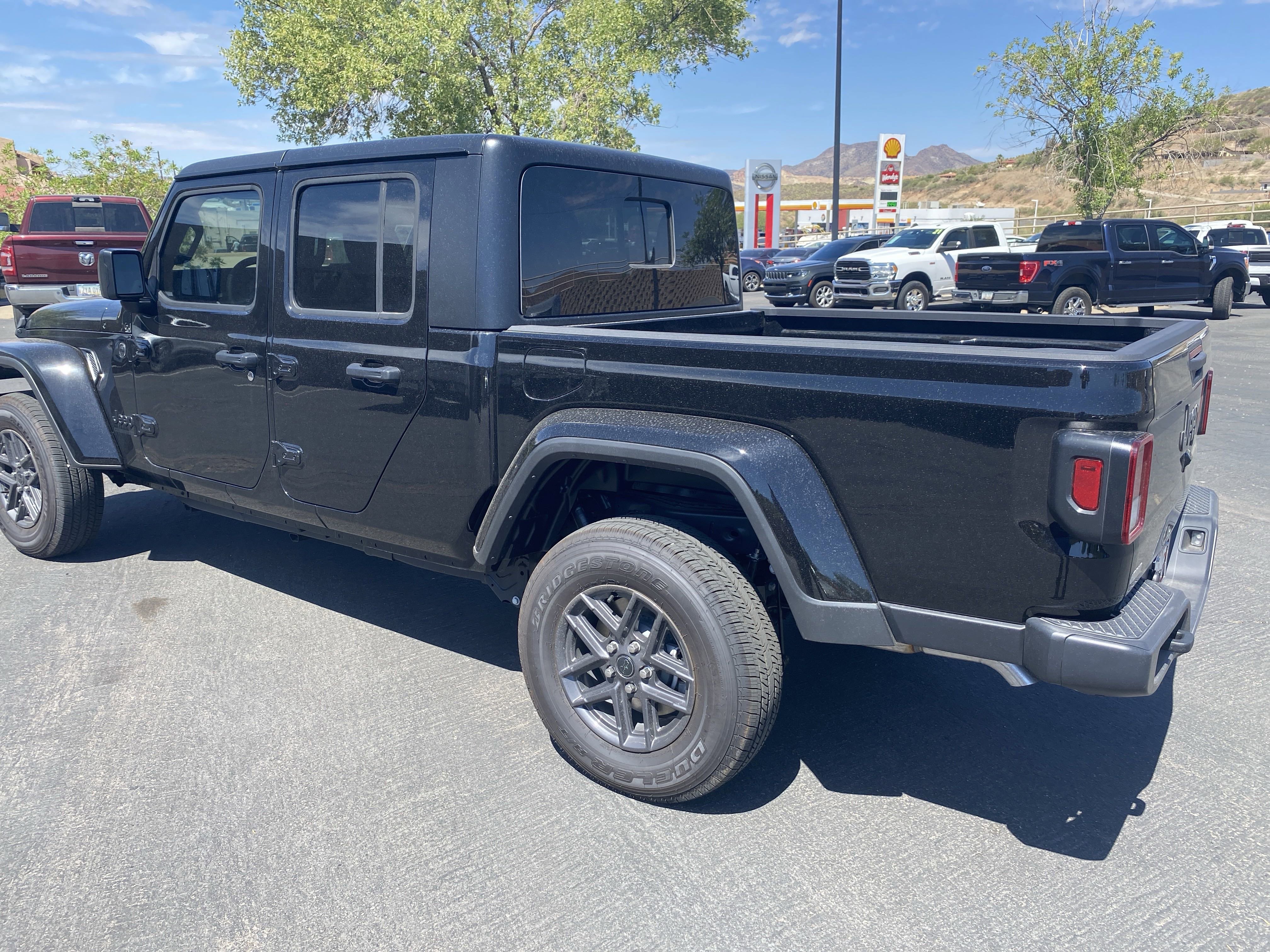 New 2025 Jeep Gladiator Sport image 2