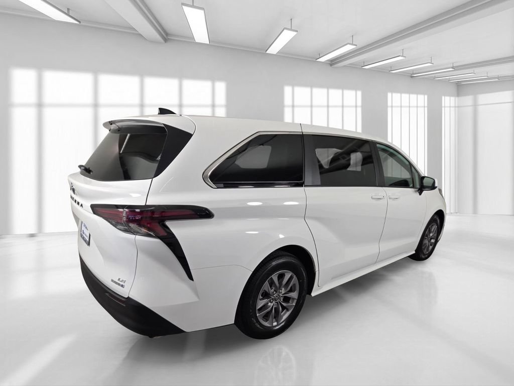 Used 2023 Toyota Sienna LE AWD/4WD image 8