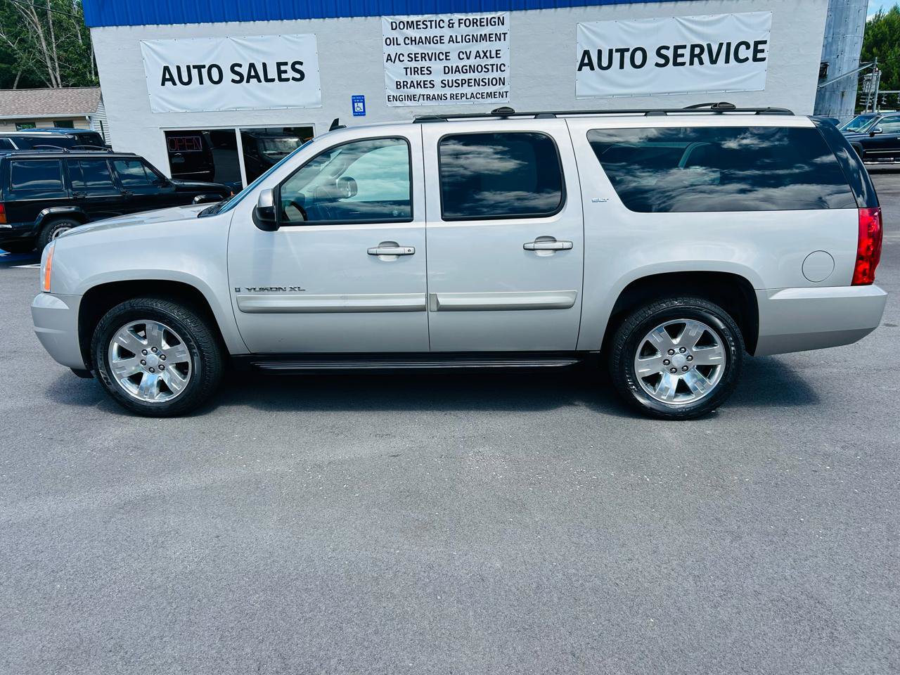 Used 2009 GMC Yukon XL SLT RWD image 2