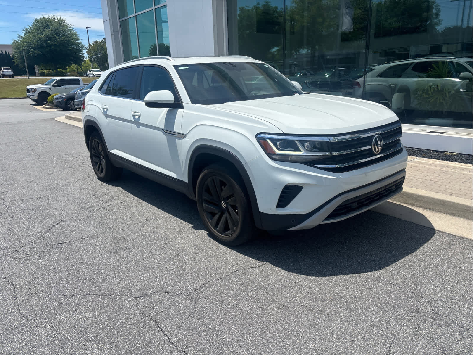 Used 2022 Volkswagen Atlas Cross Sport SE w/ Panoramic Sunroof Package FWD image 3