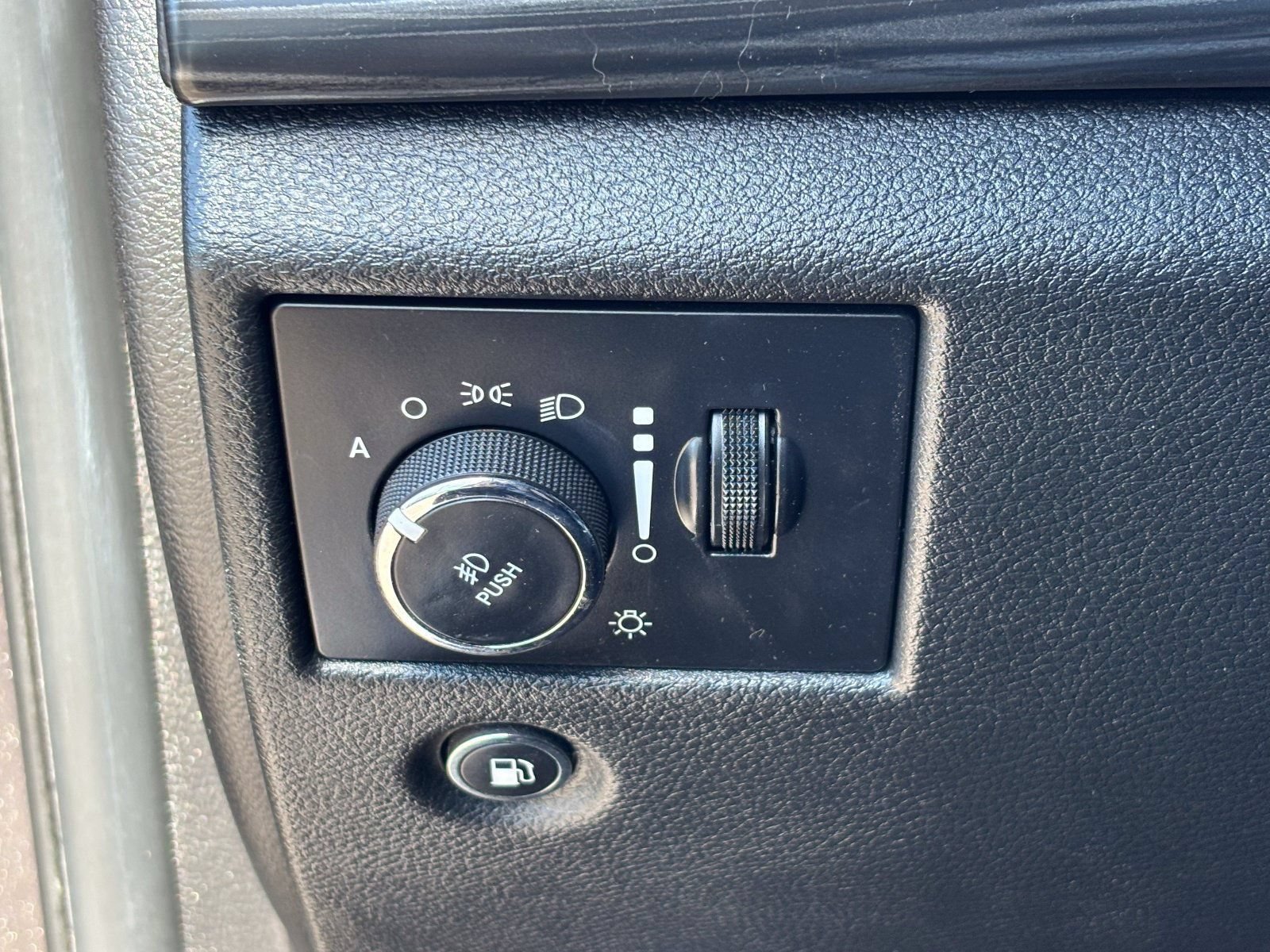 Used 2019 Jeep Grand Cherokee Altitude AWD/4WD image 31