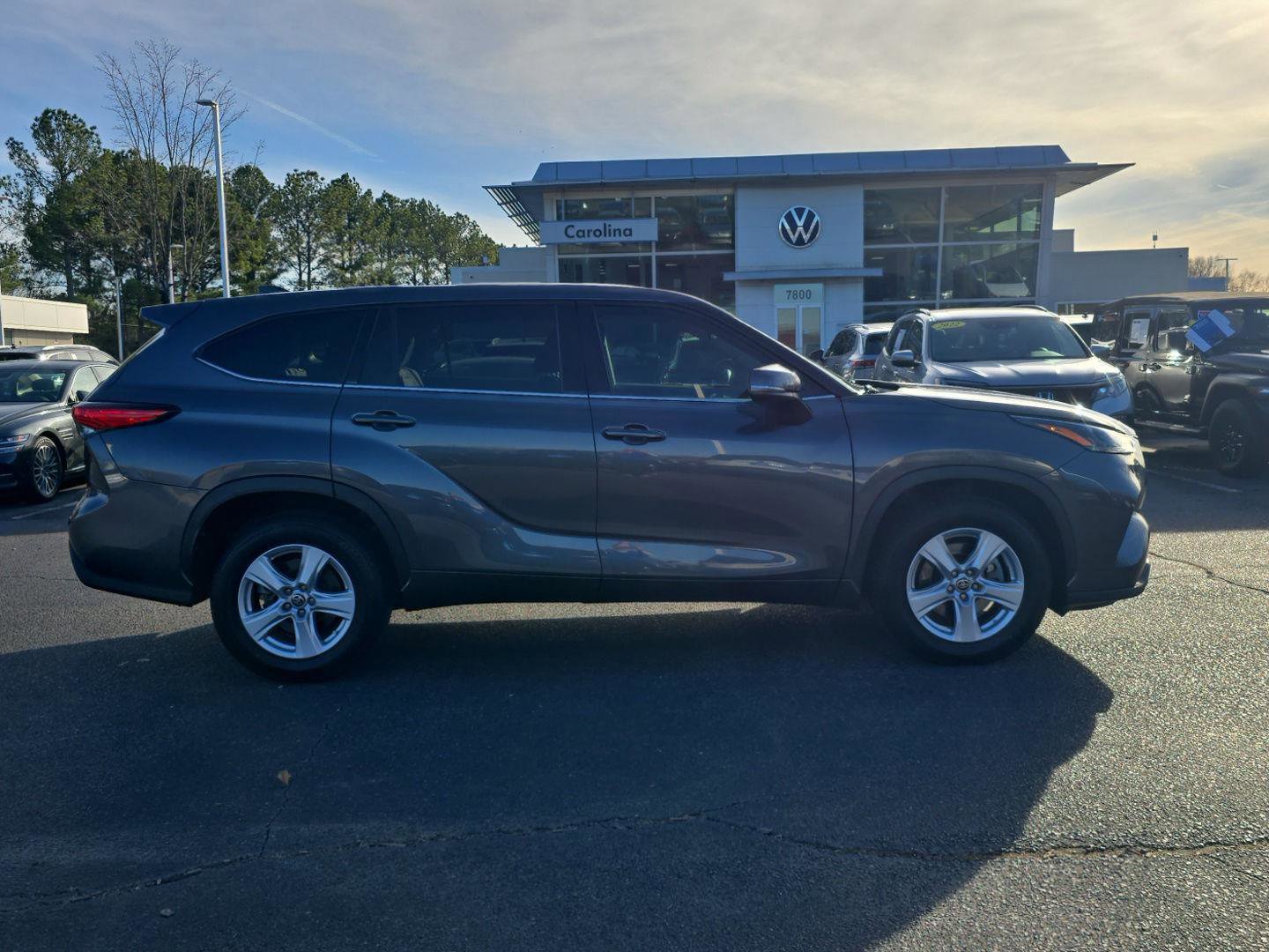 Used 2022 Toyota Highlander L image 4