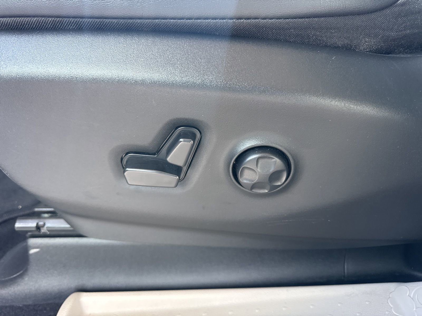 Used 2024 Chrysler Pacifica Touring-L FWD image 22