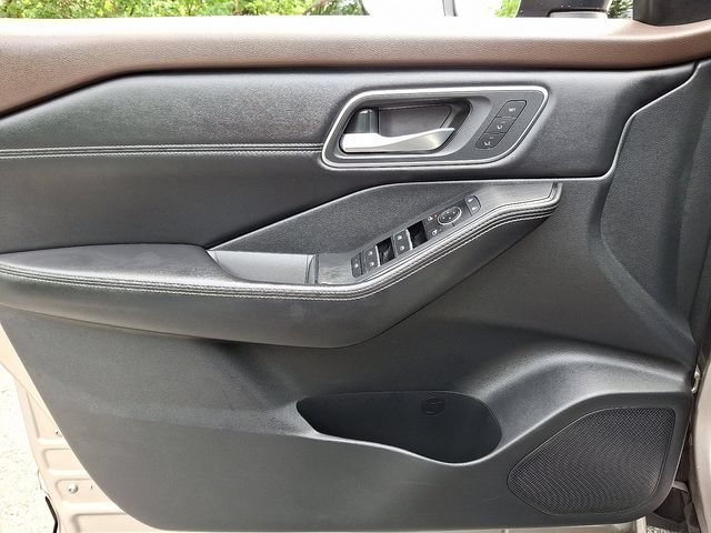 Used 2023 Nissan Rogue Platinum w/ Platinum Premium Package AWD/4WD image 12