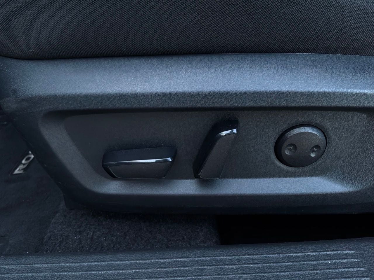 Used 2025 Nissan Rogue SV FWD image 11