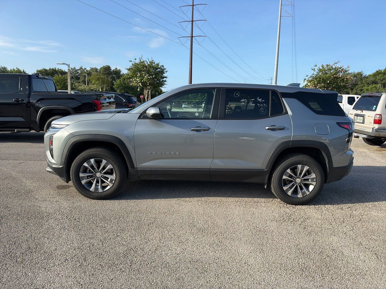 Used 2026 Chevrolet Equinox LT FWD image 2
