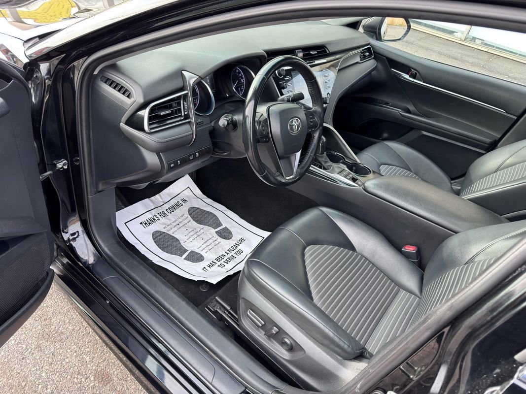 Used 2020 Toyota Camry SE w/ Sunroof Package image 13
