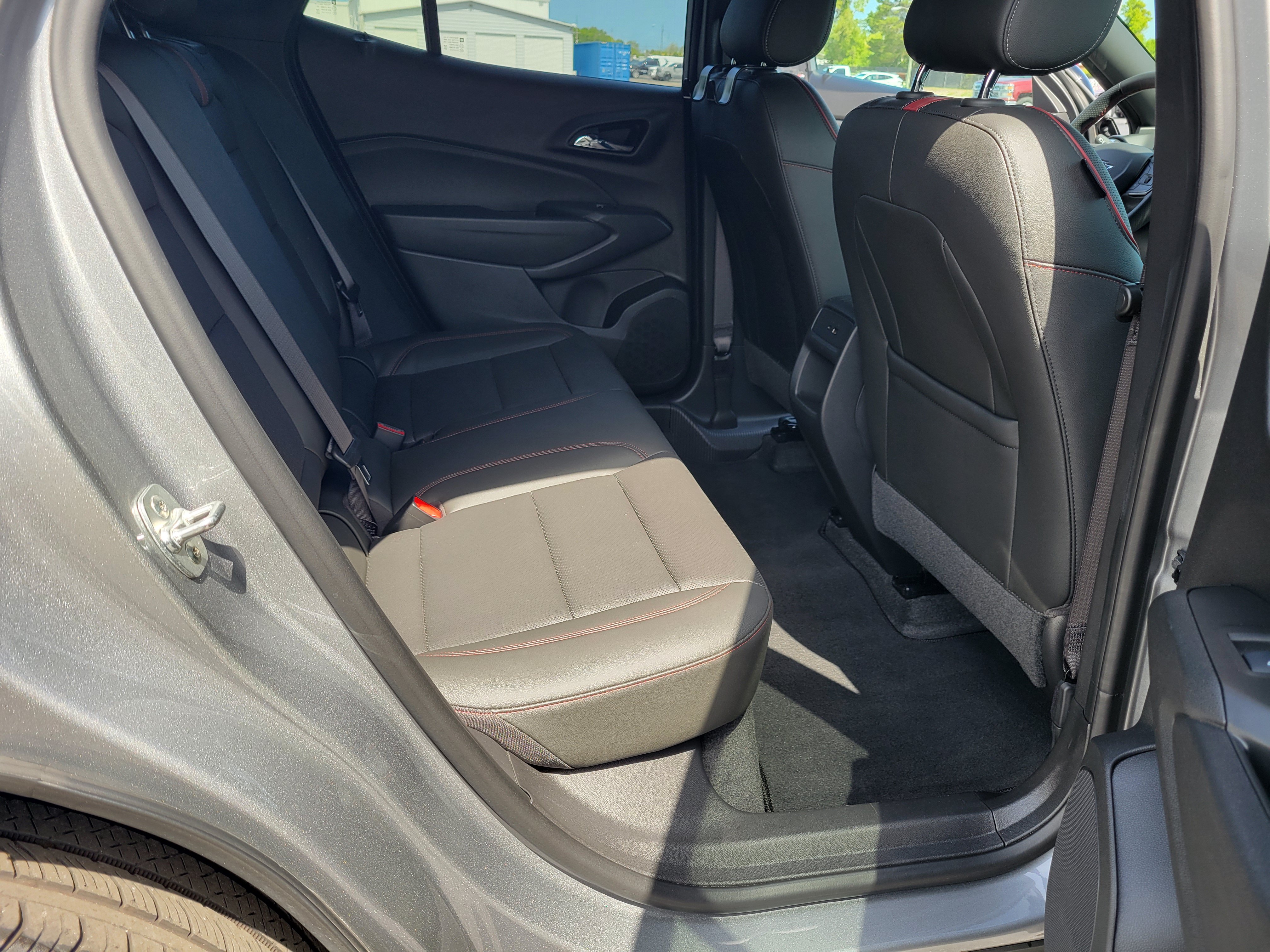 Used 2025 Chevrolet Trax RS w/ Sunroof Package FWD image 29