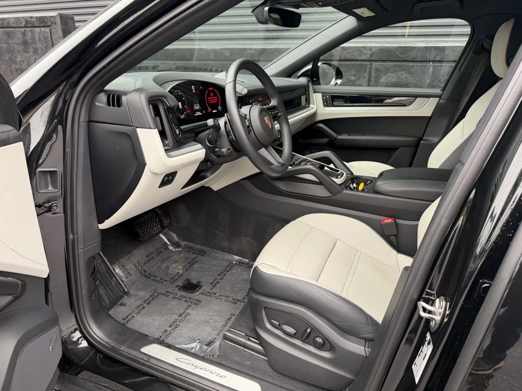 Certified 2025 Porsche Cayenne Coupe image 4