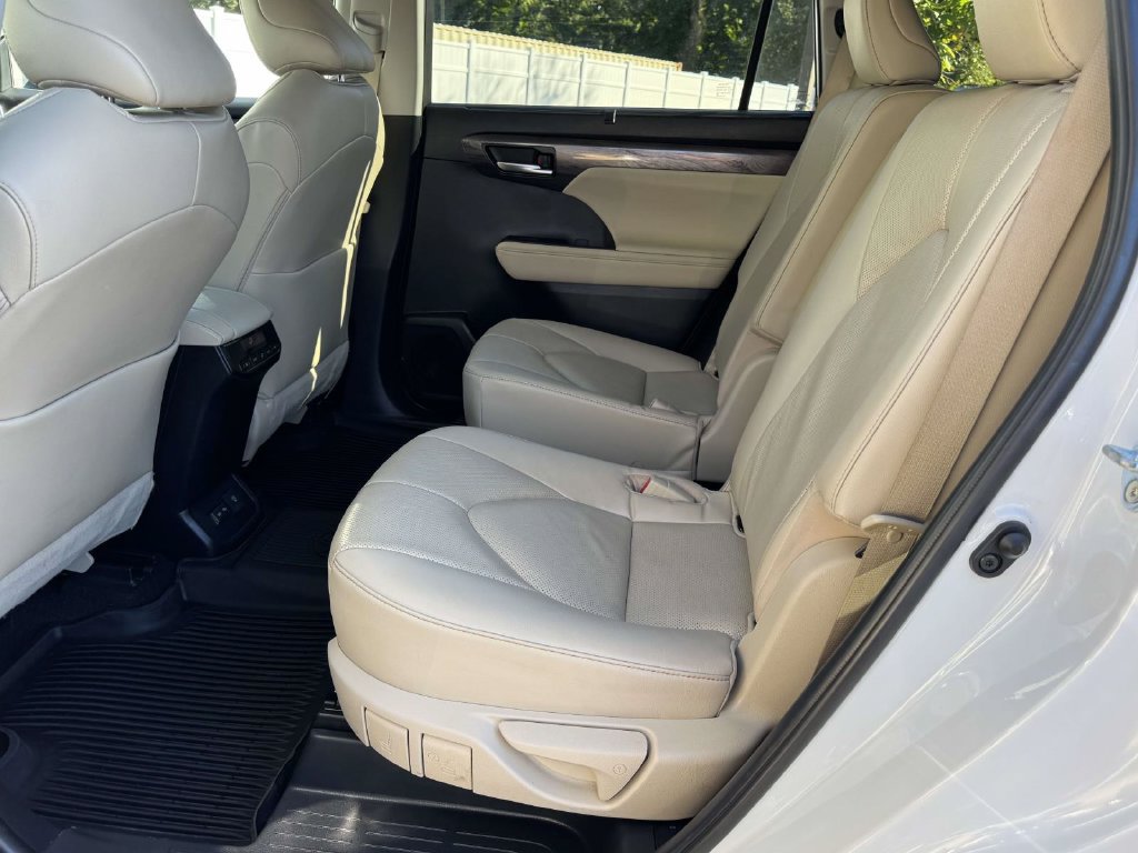 Used 2023 Toyota Highlander Limited FWD image 18