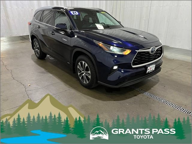 Used 2021 Toyota Highlander XLE AWD/4WD image 1