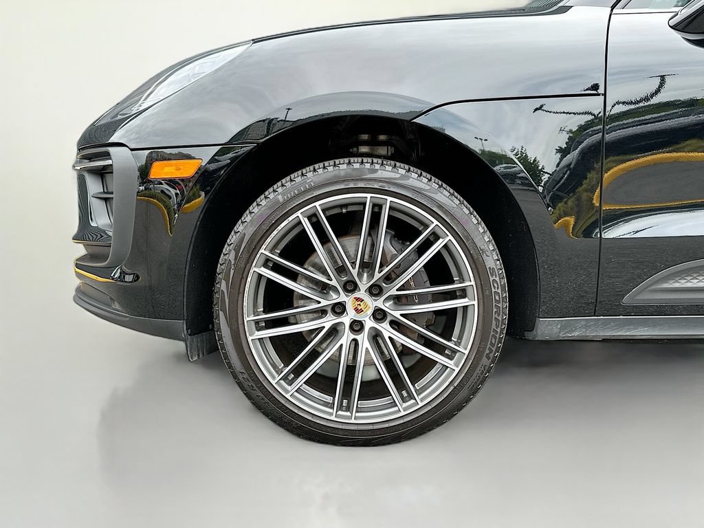 Certified 2023 Porsche Macan Turbo AWD/4WD image 33