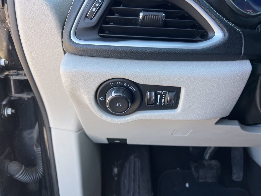 Used 2022 Chrysler Pacifica Touring-L w/ Uconnect Theater Family Group image 17