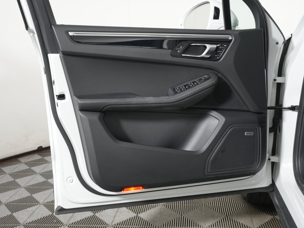Certified 2023 Porsche Macan Turbo AWD/4WD image 14