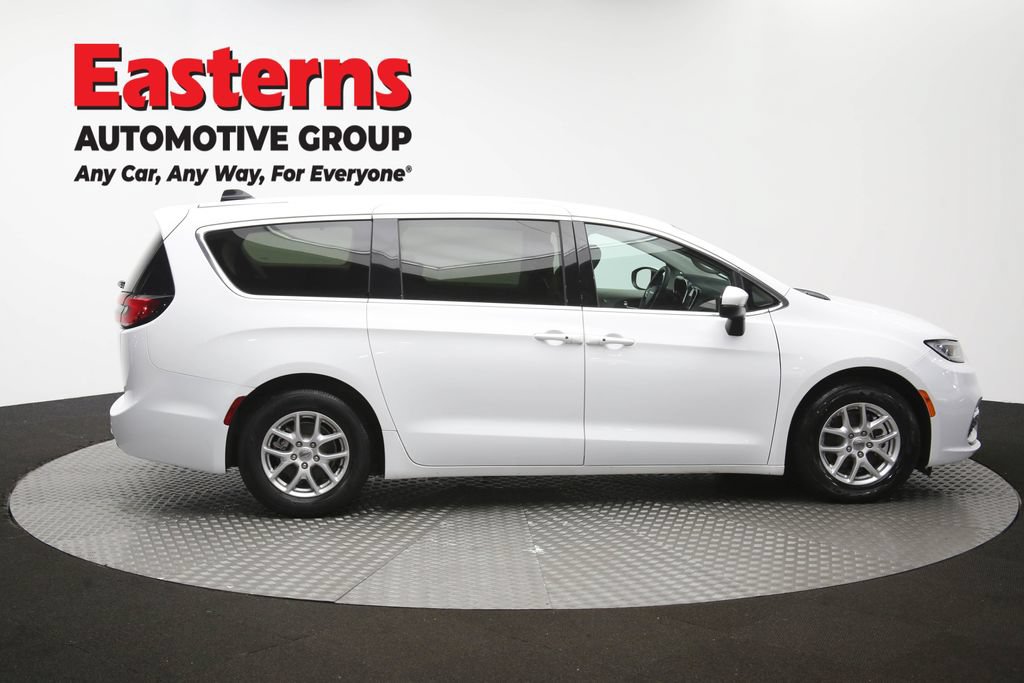 Used 2023 Chrysler Pacifica Touring-L FWD image 45