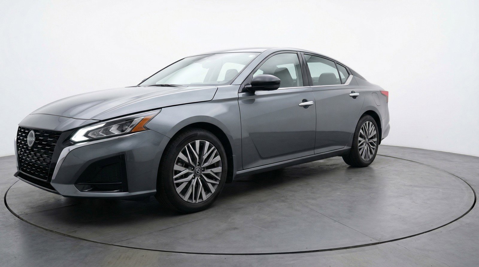 Used 2025 Nissan Altima 2.5 SV FWD image 3