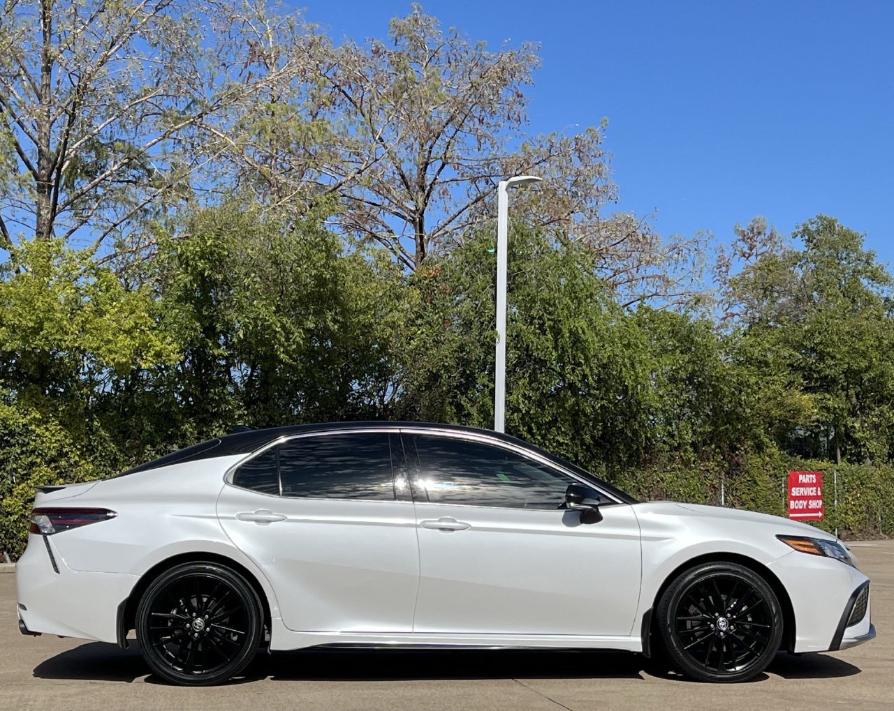 Used 2023 Toyota Camry XSE FWD image 3