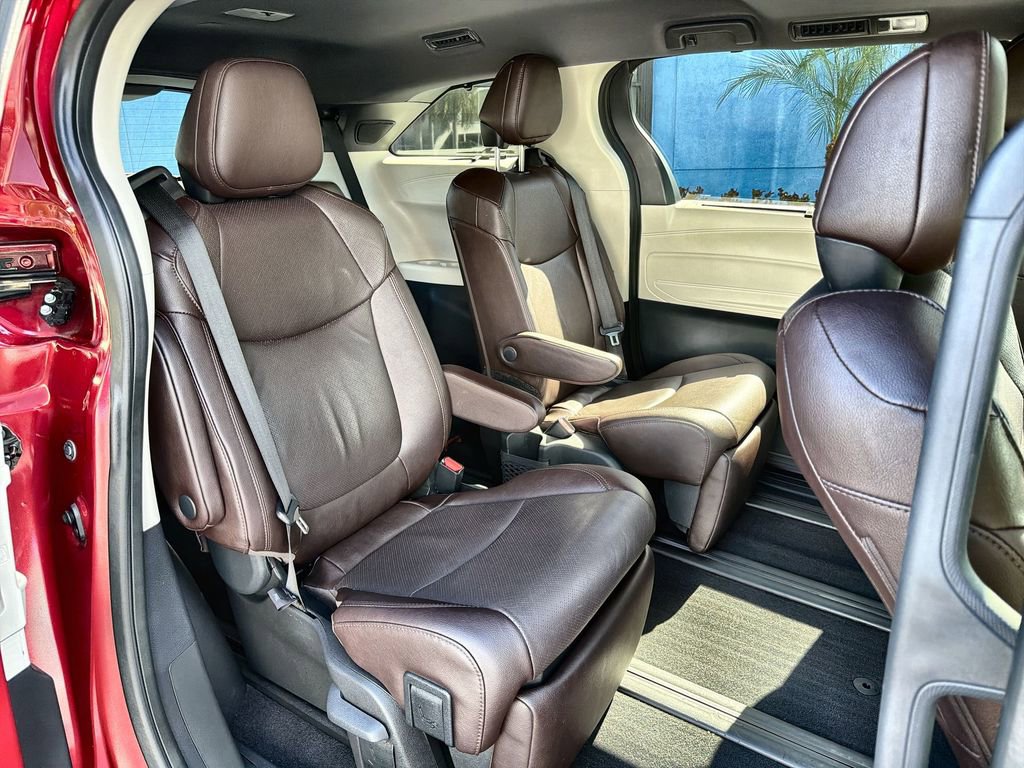 Used 2024 Toyota Sienna Platinum image 28