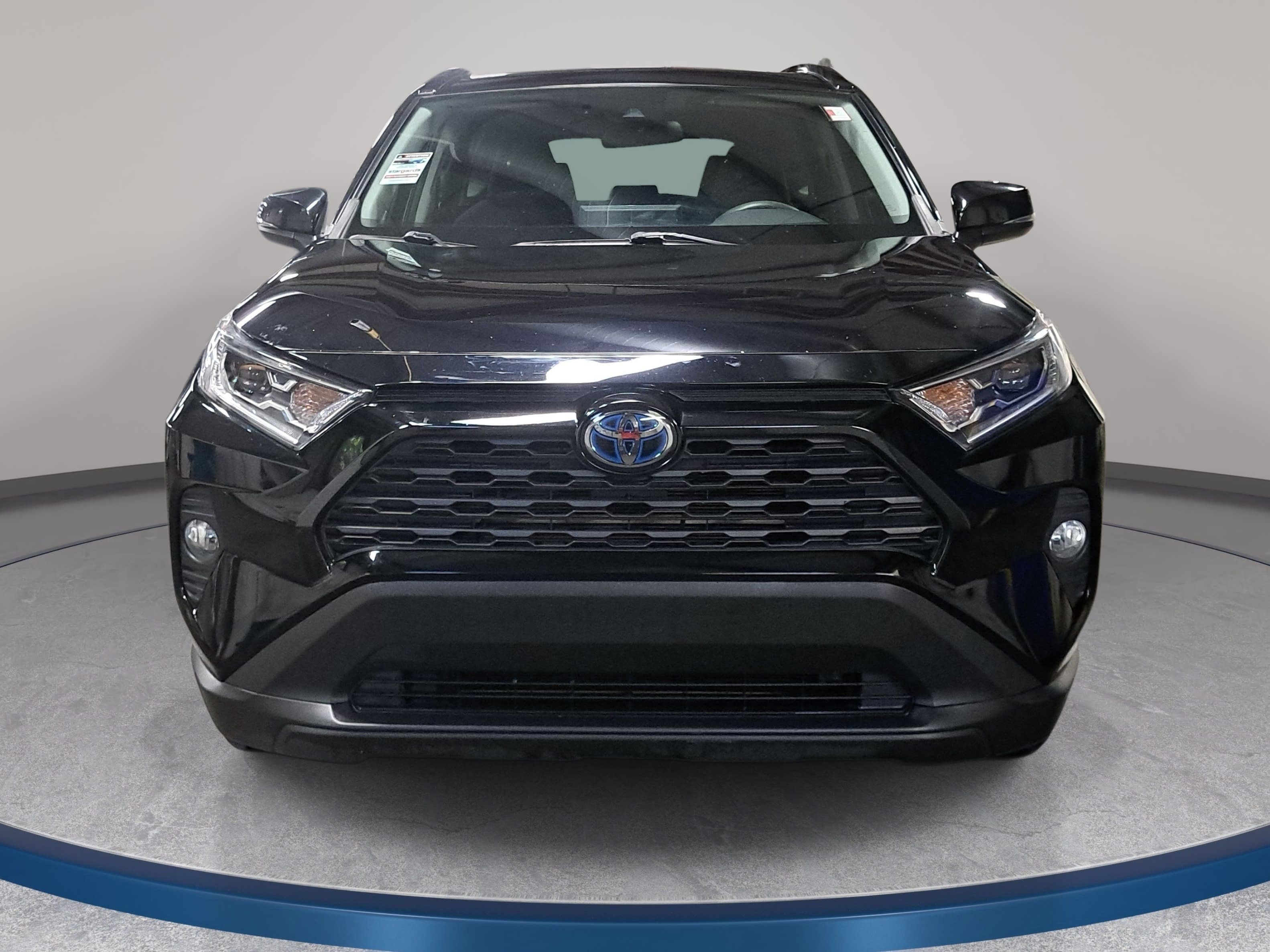Used 2019 Toyota RAV4 XLE AWD/4WD image 2